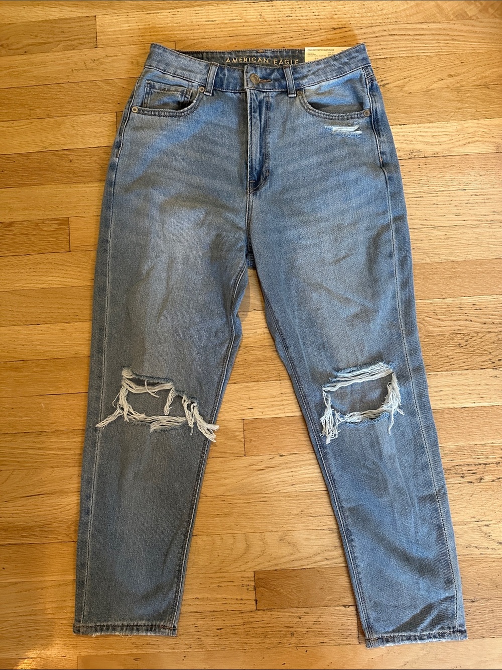 American Eagle 🩵 NWT Distressed Mom Jean in Lightweight & Comfortable- 6short